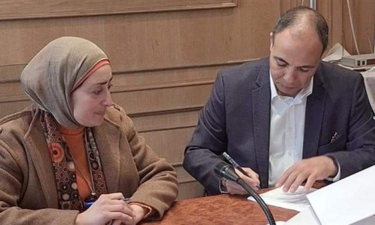 Dr. Alaa El-Sadek signing a protocol with the Dean of the Faculty of Applied Arts, Helwan University.